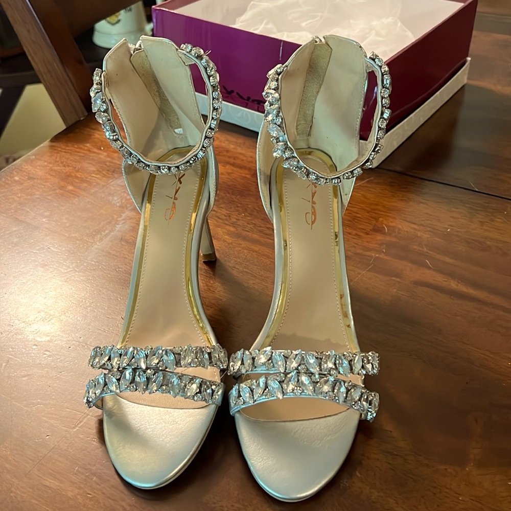 Gorgeous Rhinestone Heels in Sz 11.
